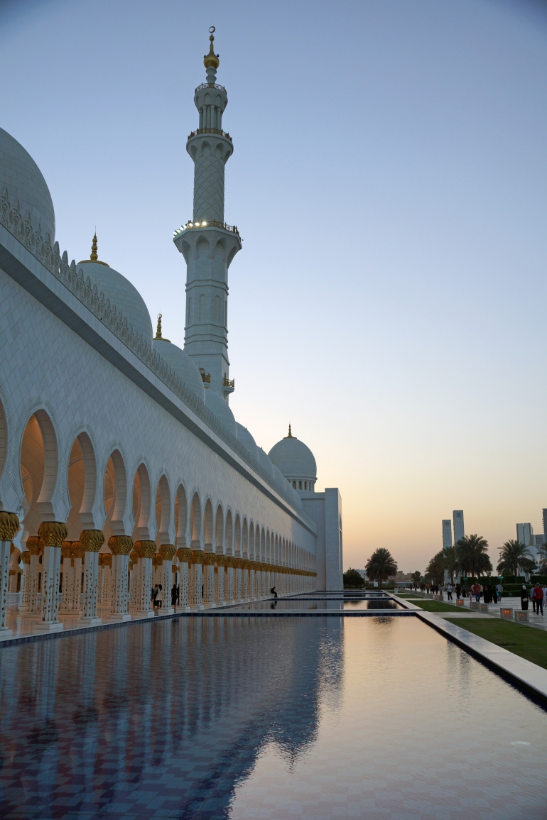 Sheikh Zayed Grand Mosque Reflecting pool 1