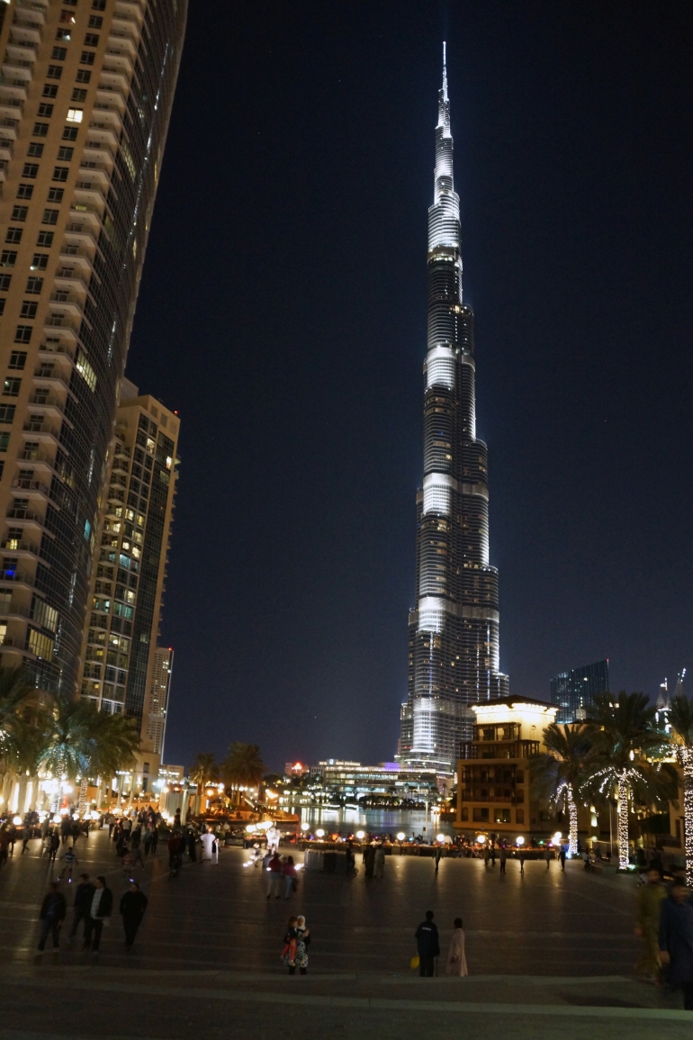 Burj Khalifa at the foot 2