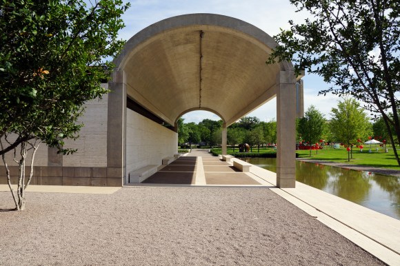 Kimbell Art Museum_Exertior_Arch and Water